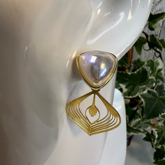 Delicate Art Deco-Inspired Dangle Earrings- Gold Elegant Stylish Earrings - Picture 13 of 16